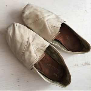Cream TOMS 9.5